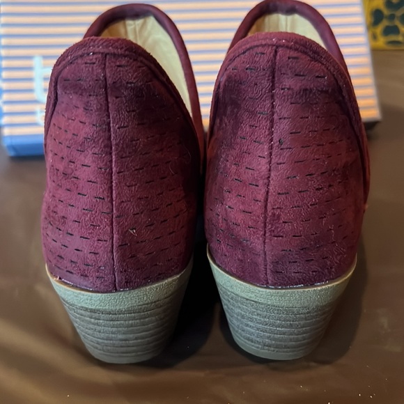 New in box size 7 Wine suede booties - Picture 7 of 11